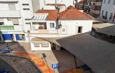 Prédio no centro com apartamento T2 + 2 lojas renovadas com rentabilidade – para venda em Portimão