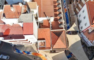 Prédio no centro com apartamento T2 + 2 lojas renovadas com rentabilidade – para venda em Portimão